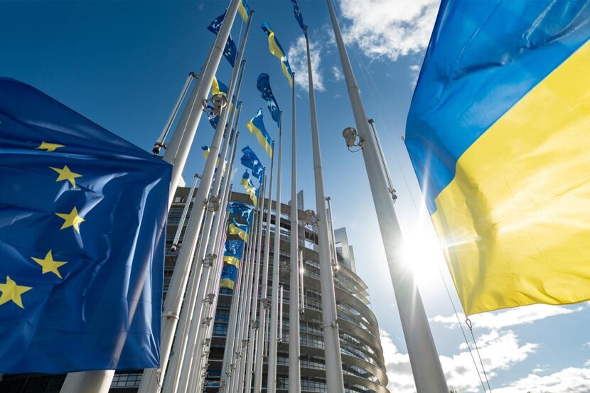 유럽연합 청사 앞에 있는 EU와 우크라이나 깃발