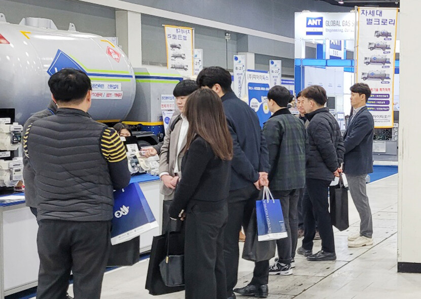한국아이티오의 신형 LPG벌크로리에 관심을 보이는 관람객들.