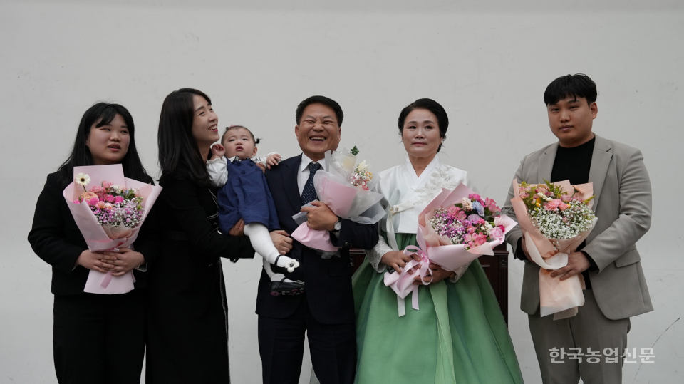 조희성 신임 회장과 가족들 모습.